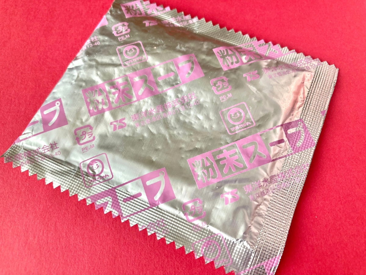 あっさりスープが印象的！【ファミマ限定】紅ショウガ天ぷらが入ったデカ盛りうどん