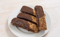 食べる手とまらん【セブン】4本入り菓子パンが笑えるほど美味い