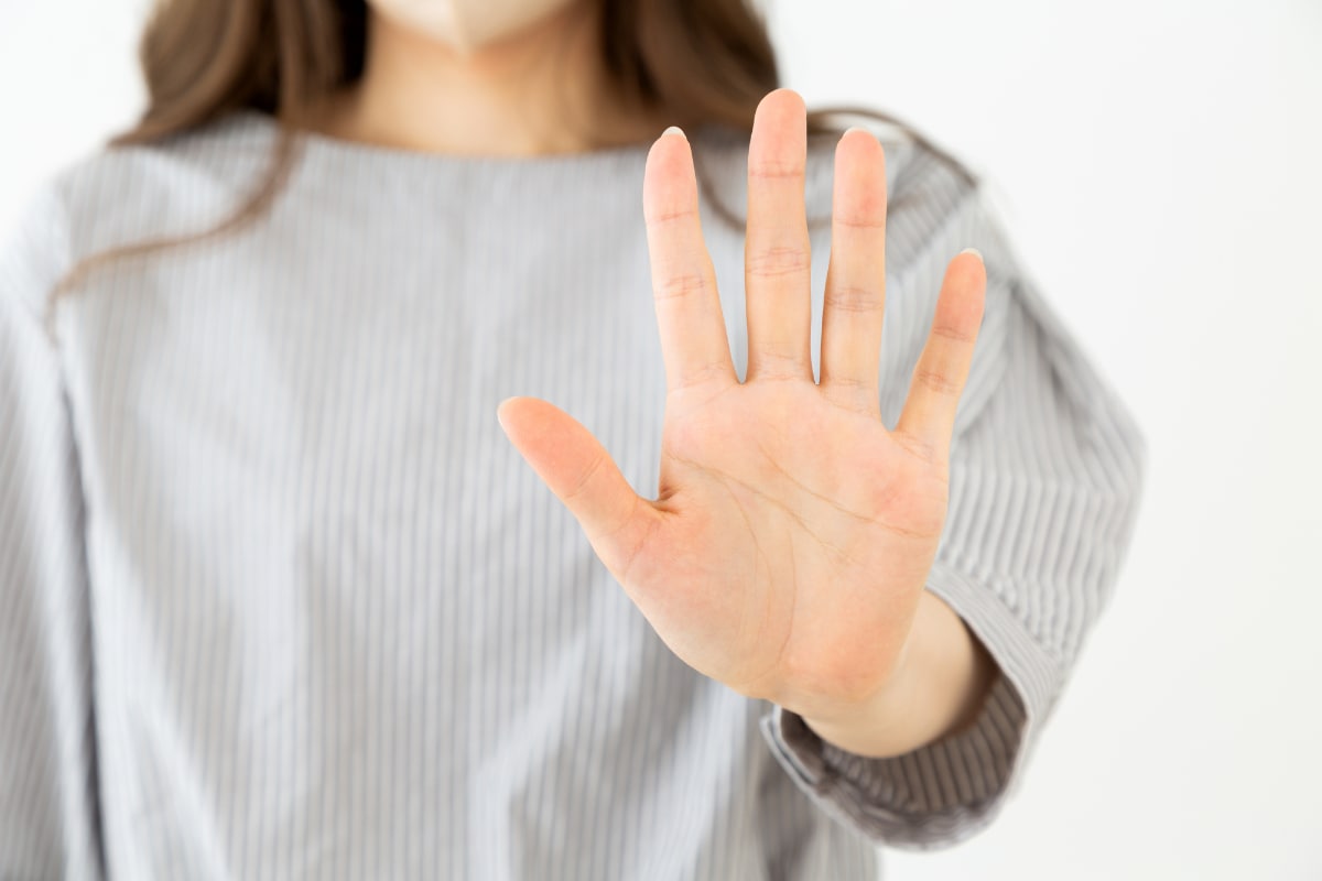 義父に何度もせがまれ……「家族だから」と奪われ続けた年収400万・27歳女性の決断