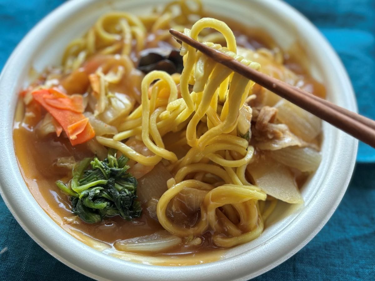 8種の具材で大満足!【ファミマ】有名チェーン店監修のあんかけ焼そばが再登場