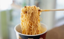 豚骨ラーメンの名店監修【セブン】濃厚ピリ辛なカップ麺がやみつきになる