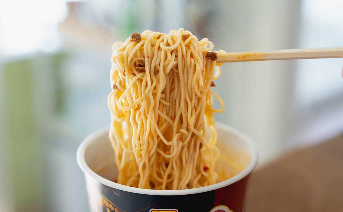 豚骨ラーメンの名店監修【セブン】濃厚ピリ辛なカップ麺がやみつきになる