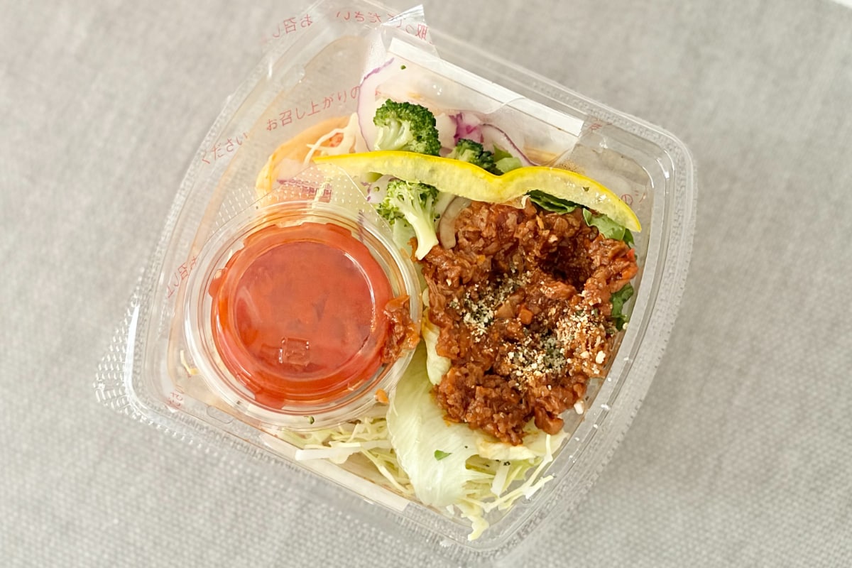 ヘルシーなのに満足度高め!【ファミマ】トマト味もおいしいパスタサラダ