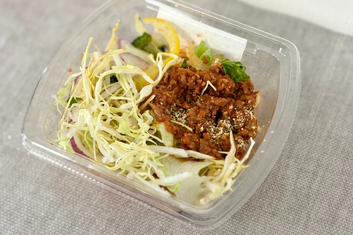 ヘルシーなのに満足度高め!【ファミマ】トマト味もおいしいパスタサラダ