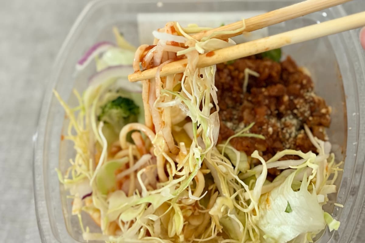 ヘルシーなのに満足度高め!【ファミマ】トマト味もおいしいパスタサラダ