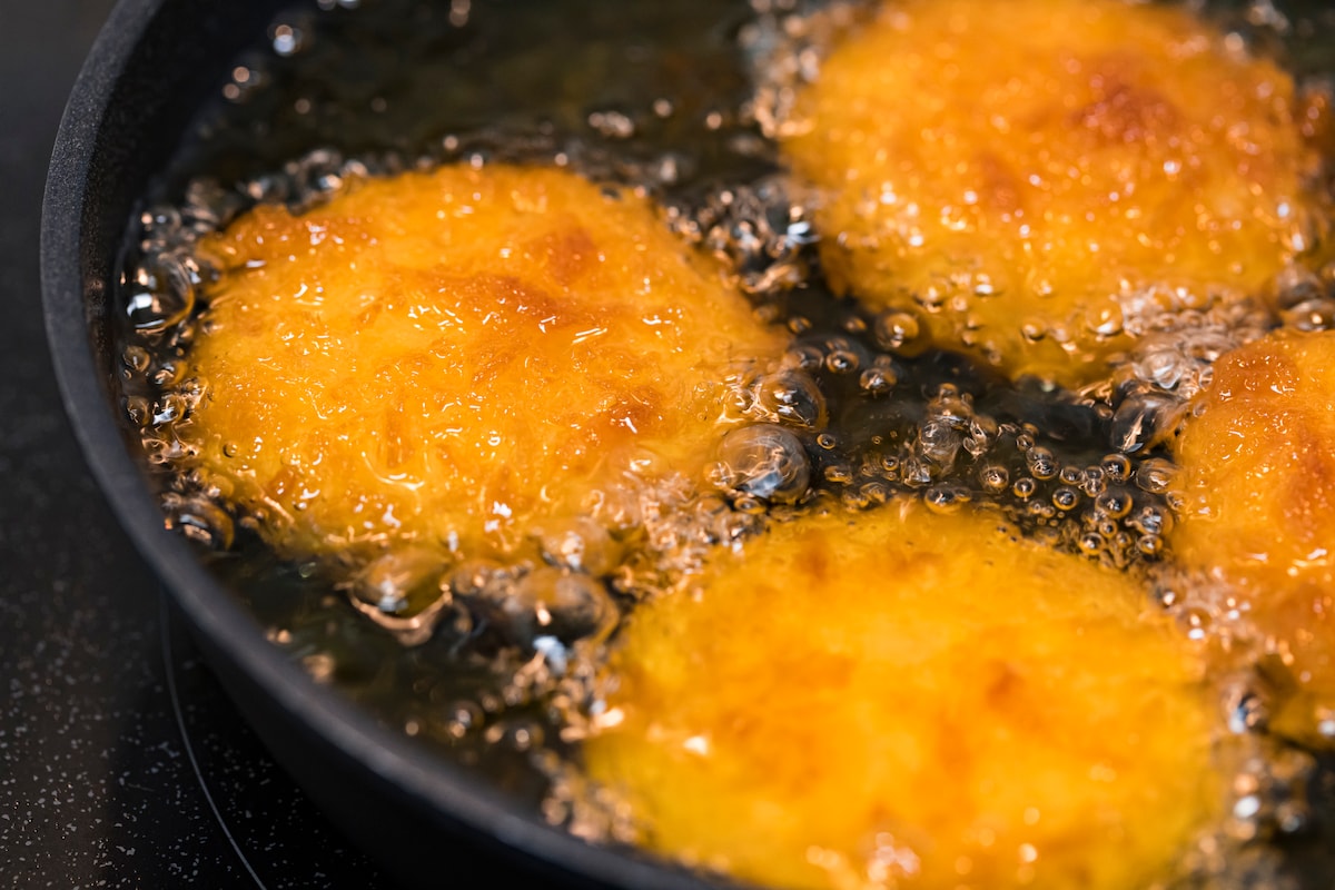 本家超え!?の“うどーなつ”再現術と農家直伝『スタミナ爆弾コロッケ』がヤバい