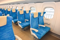 新幹線の指定席に“杖の女性”が居座り…放たれた『衝撃の一言』に絶句！義実家お年玉格差と夫が20分で成し遂げた“納品レベル”の神対応