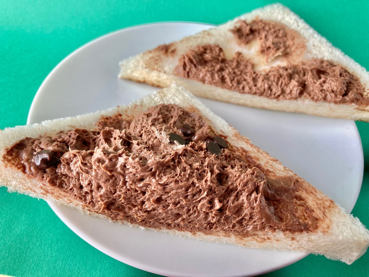 たっぷり入ったチョコホイップがたまらん！！【ファミマ】ダブルチョコのスイーツサンドイッチ