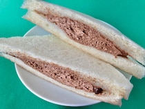 たっぷり入ったチョコホイップがたまらん！！【ファミマ】ダブルチョコのスイーツサンドイッチ