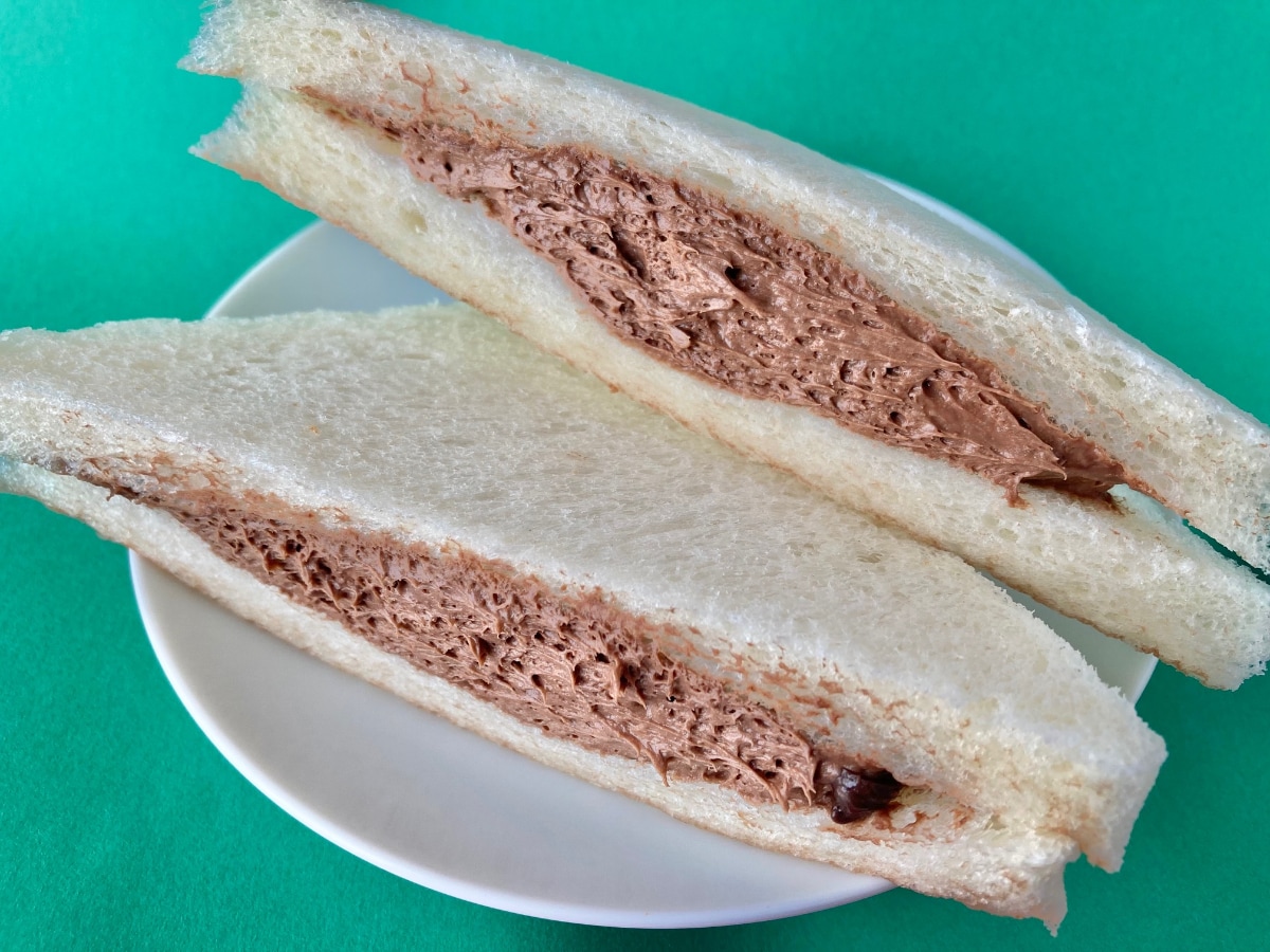 たっぷり入ったチョコホイップがたまらん！！【ファミマ】ダブルチョコのスイーツサンドイッチ