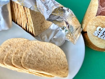 ブラックペッパーがじんわり効いてくる！？【セブン】スパイシーな味わいの新作チップスター！