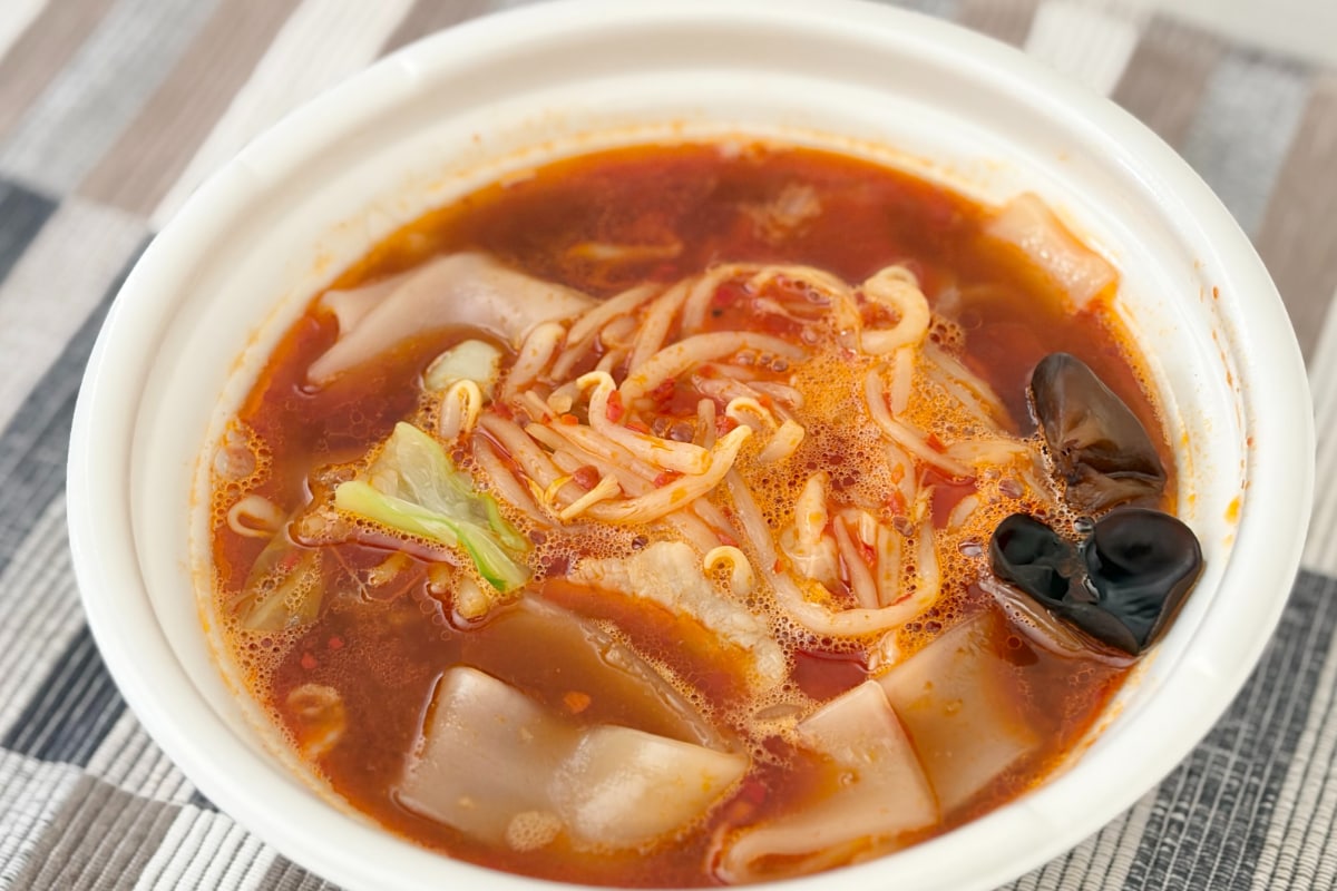 一口目から超辛い!でもクセになる!!【セブン】のしび辛麺を食べてみた