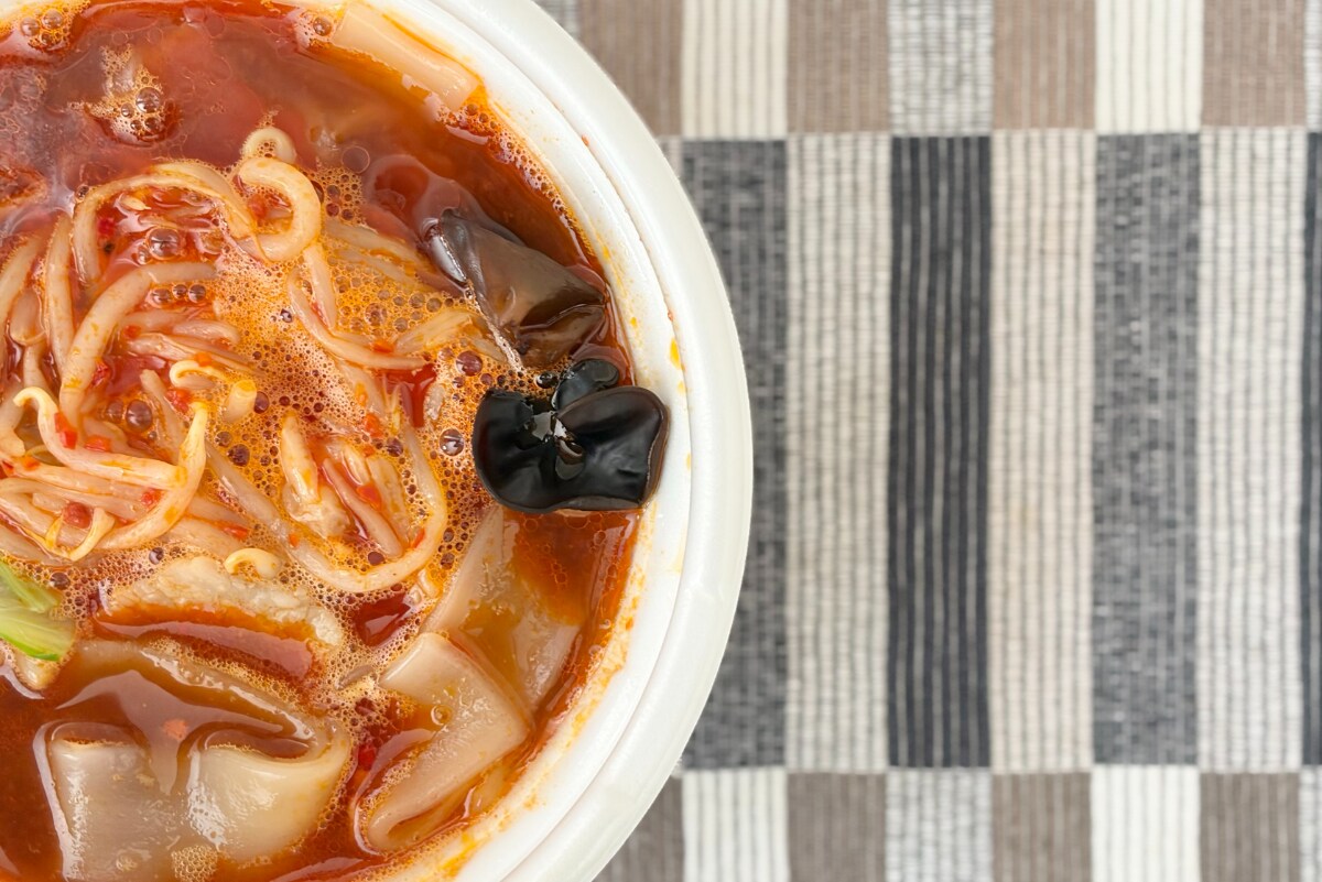 一口目から超辛い!でもクセになる!!【セブン】のしび辛麺を食べてみた