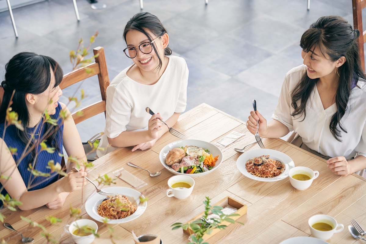ママ友がカフェに誘った“本当の目的”が怖すぎる…。「ルール違反よ!」引っ越し直後、ゴミ出しで怒鳴られ⇒まさかの真相に…