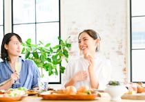 「そのマナー、アウトです！」手ぶらで爆食、お酒をグビッ…非常識ママ友の末路。「今すぐ捨てて！」収納のプロが教える“なくていいモノ”