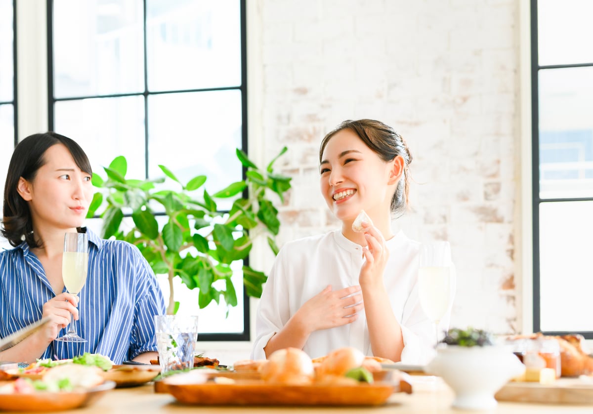 「そのマナー、アウトです!」手ぶらで爆食、お酒をグビッ…非常識ママ友の末路。「今すぐ捨てて!」収納のプロが教える“なくていいモノ”