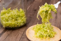 「3日間ほったらかすだけ！？」おうちで腸活“発酵キャベツ”作ってみた！10分で完成する米粉パン＆鶏肉の正解焼きテクまで、台所の新常識！