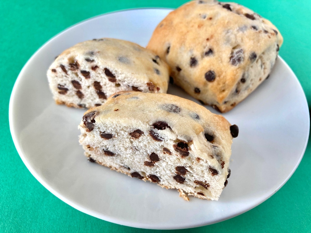 大量のチョコチップが嬉しい！【セブン】生クリームで仕込んだスコーン