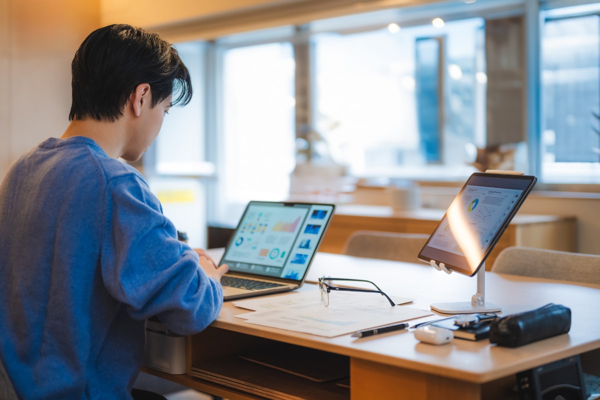 「修行僧のよう」な暮らしで貯蓄2000万！小学生時代のアウターを着続ける年収150万・自営業40歳男性の生活