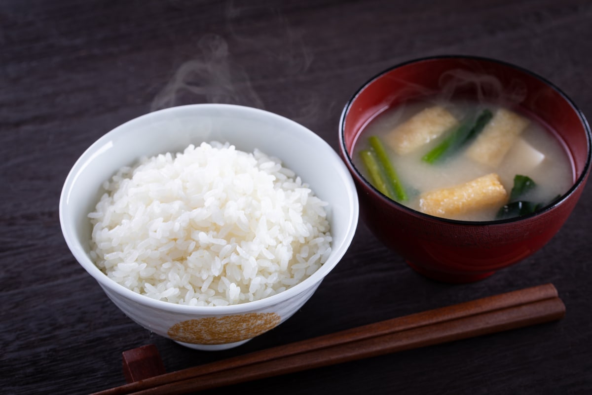 「修行僧のよう」な暮らしで貯蓄2000万！小学生時代のアウターを着続ける年収150万・自営業40歳男性の生活