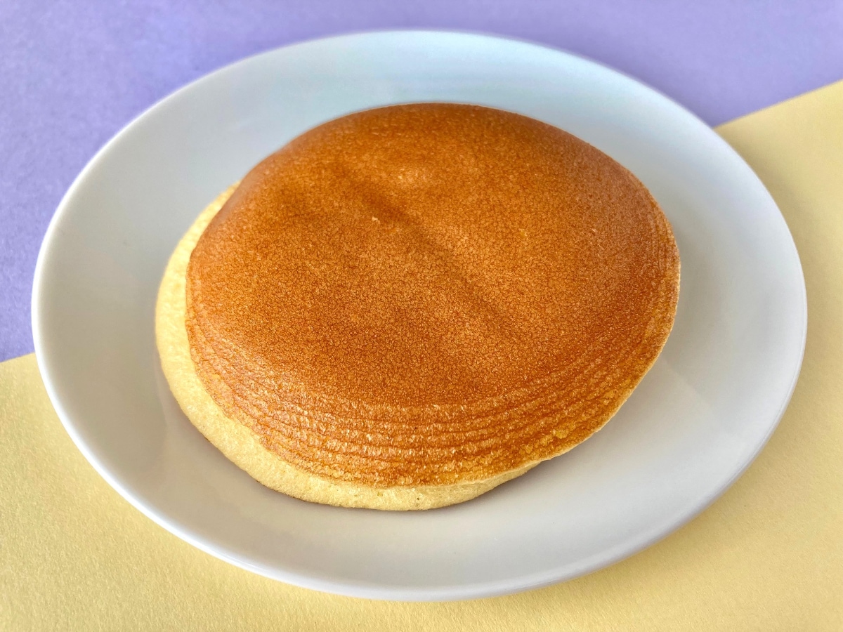 とっても甘くて緑茶との相性バッチリ！？【セブン】バター入りクリームが入ったどら焼