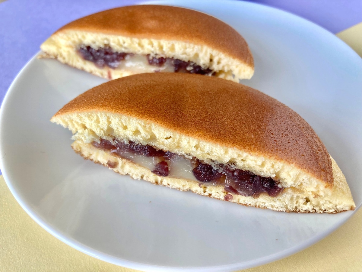 とっても甘くて緑茶との相性バッチリ！？【セブン】バター入りクリームが入ったどら焼