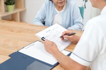 元気な夫が突然『要介護4』…義両親の“家で見て”攻撃に追い詰められた妻の決断。長男だけ連れて旅行した夫に下った『絶縁の裁き』