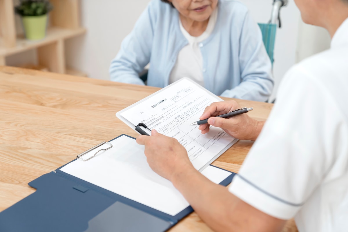 元気な夫が突然『要介護4』…義両親の“家で見て”攻撃に追い詰められた妻の決断。長男だけ連れて旅行した夫に下った『絶縁の裁き』