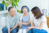 70代の両親と一軒家で暮らす年収300万の女性が「家庭内の雰囲気を悪く」してまでも節約に励むワケ