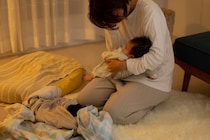 夜泣きに怒鳴る夫に限界…絶望する私を見た健診の先生が告げた「衝撃発言」。ママ友の嫌味を一撃で黙らせた神対応とは