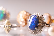 閉店セールで買った33万の宝石の「正体」がヤバすぎた…。バスの迷惑客を一瞬で黙らせた「あるモノ」、1720万人が騙された“ホテルの光景”！