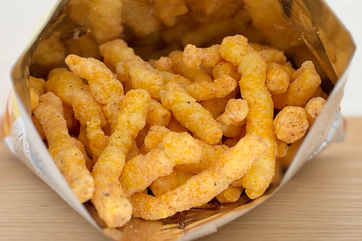 香りも味もチーズ！【セブン】ザクザク食感もクセになるスナック菓子