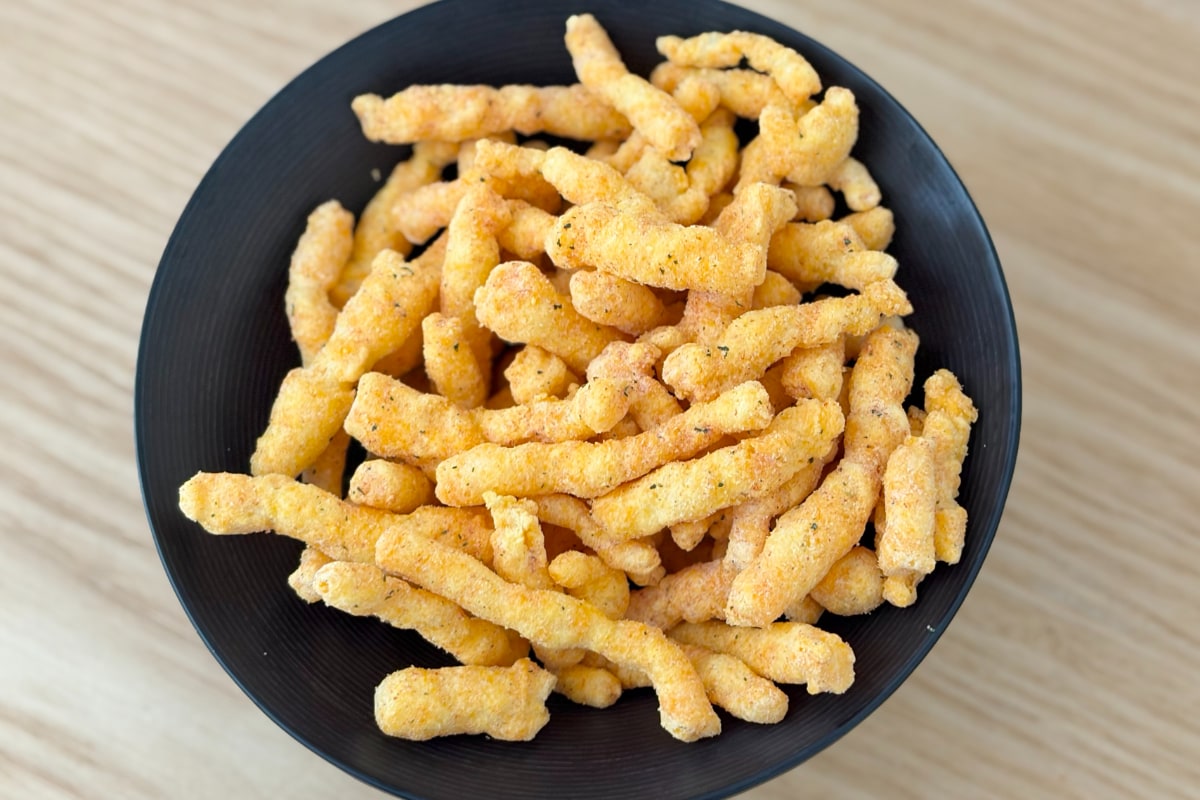 香りも味もチーズ！【セブン】ザクザク食感もクセになるスナック菓子