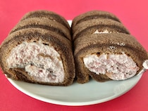 優しいいちごの風味とパリッと食感のチョコが良き！【ローソン】もち食感ロールの新作！