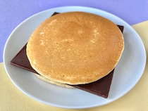 チョコも生地もとっても甘々！【ローソン】背徳感がヤバい板チョコをサンドしたパンケーキ