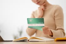 年金月18万の誤算！1月に届く『青いはがき』の正体と、貯金1,800万を食いつぶす『38歳・出戻り娘』の寄生術