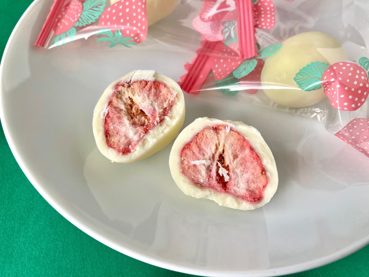 苺の主張が強くて美味しい!【カルディ】甘酸っぱい味わいの苺のコーテッドチョコ
