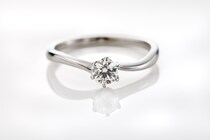 なくしたはずの指輪が『あの人の指』に…問い詰めて判明した戦慄の真相！お風呂掃除を『やった』と言い張る夫に毎朝ため息をつく理由