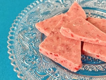 パッケージも可愛くて義理チョコにもぴったり！？【カルディ】甘酸っぱさがクセになるいちごのチョコレート