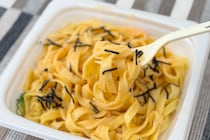 ピリ辛クリーミーなソースがたまらん！【ファミマ】のコラボ麺を実食