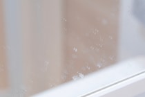 浴室の鏡が曇るのは『こすりすぎ』が原因!? ウェットシートの蓋が『万能道具』に化ける驚きのリメイク術