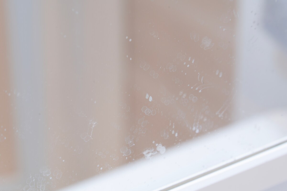 浴室の鏡が曇るのは『こすりすぎ』が原因!? ウェットシートの蓋が『万能道具』に化ける驚きのリメイク術