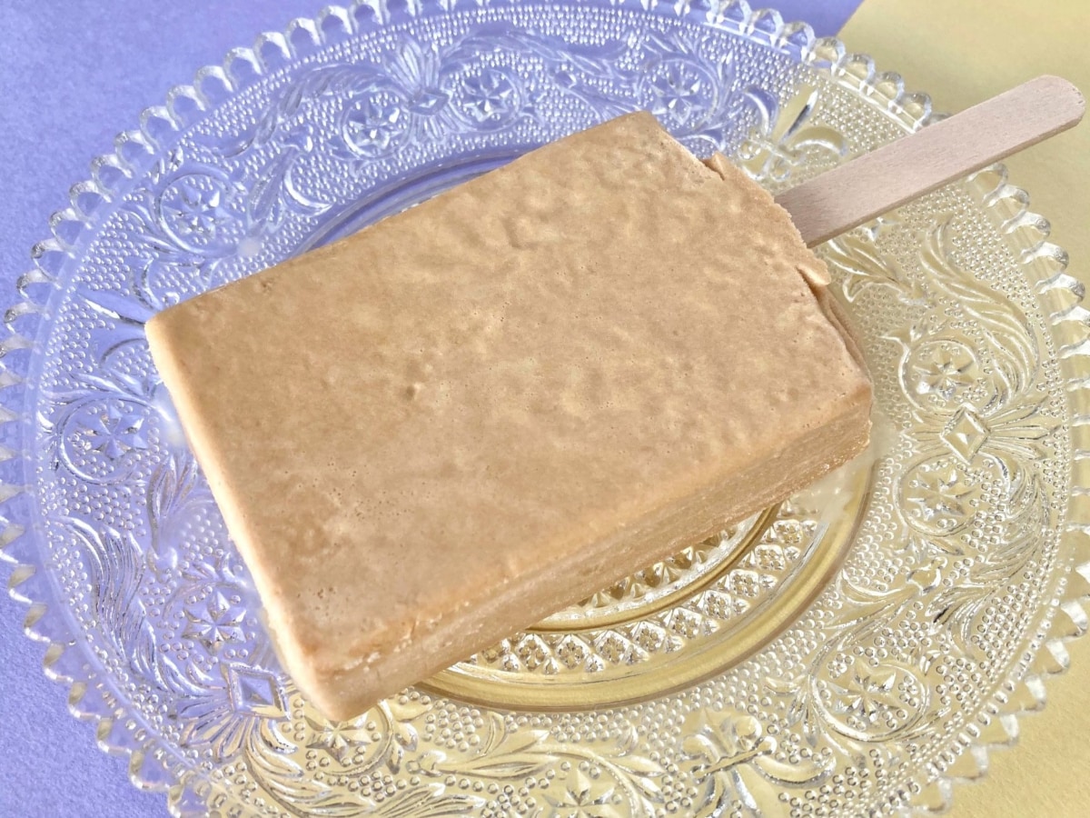 クセ強め?ちょうどいい?【ファミマ限定】たっぷり紅茶感が楽しめるロイヤルミルクティーアイスバー