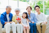 孫を『舐めて』泣かせた義父が、友人の暴露で絶句！家計を破綻させた妻に夫が放った『震える一言』の衝撃