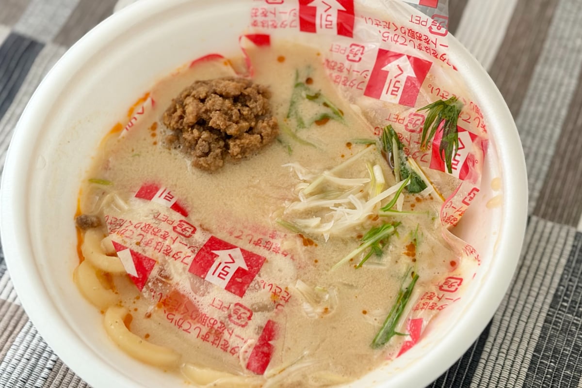 「思わずニンマリ」「まろやかで優しい味」【ファミマ】のピリ辛うどん