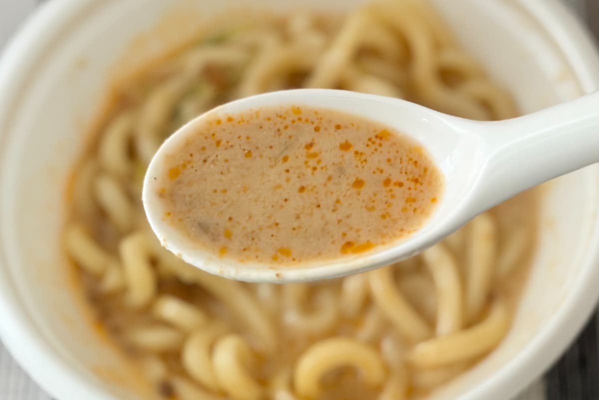 「思わずニンマリ」「まろやかで優しい味」【ファミマ】のピリ辛うどん