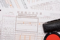 85歳でホーム入居、妻が全額払ったら『贈与税』の地獄!? 年収500万息子に『月10万』を無心された78歳母の悲劇