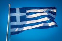 「ちょっと可愛すぎんか？」ギリシャの旗手が“規格外の美女”と話題！敗戦直後の“美しき光景”に対戦国ドイツが感服