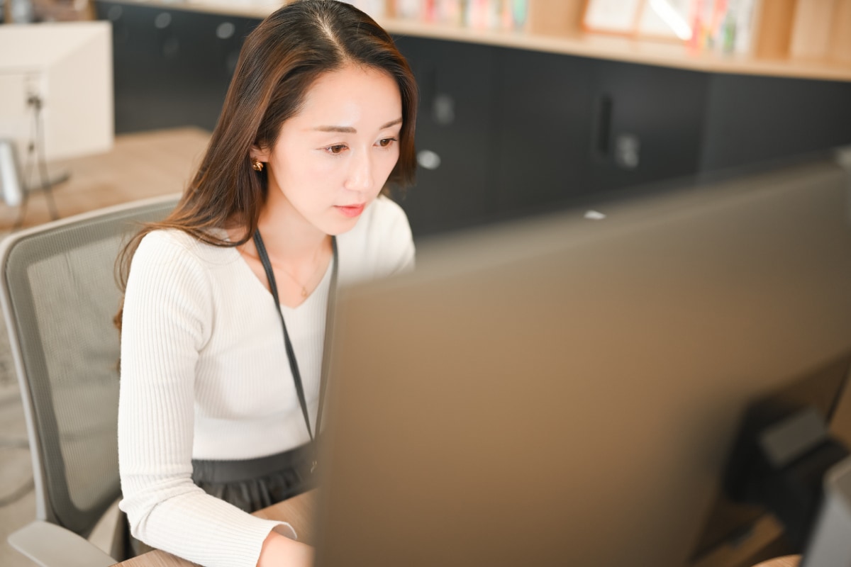 ボーナスなし、退職金なしの派遣社員。双子の妹と暮らす年収300万・48歳女性が始めた電気代節約生活