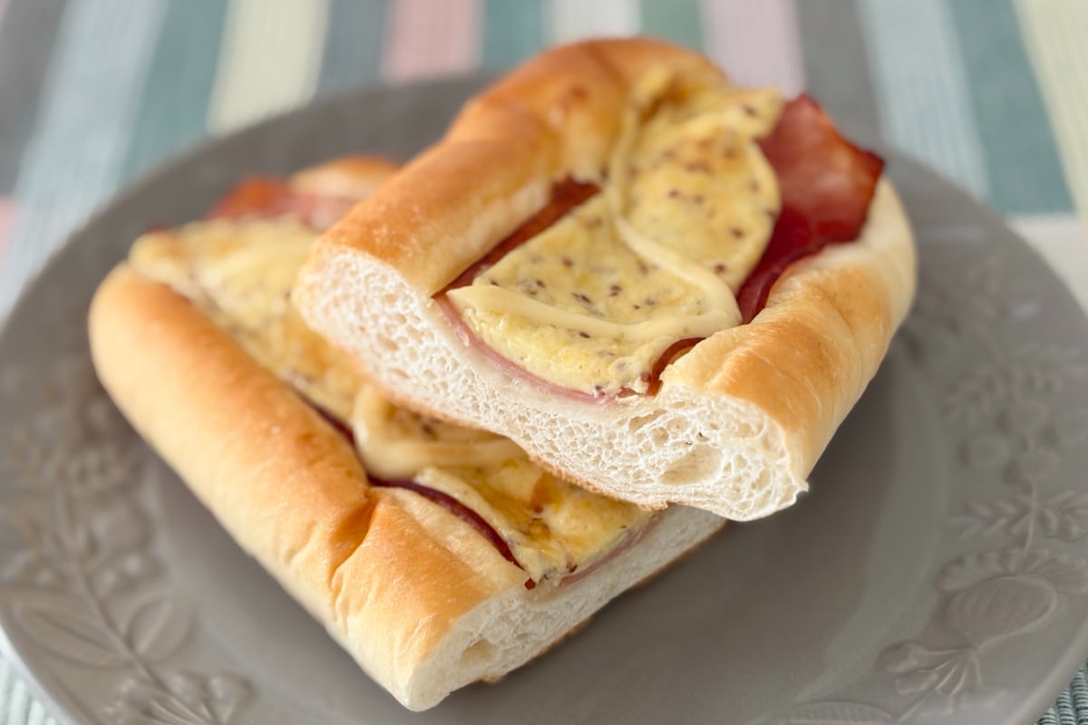 酸味と辛味がたまらん！【ファミマ】の新作パンは定番の味がうれしすぎる